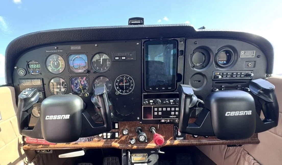 Instrument panel in the 180-horsepower Cessna 172P N53037